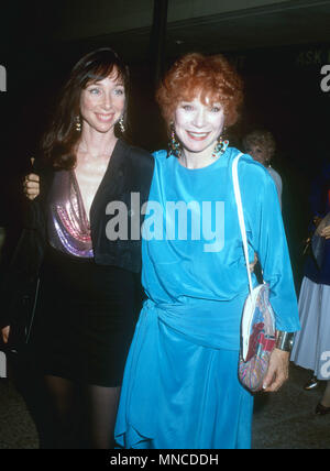 LOS ANGELES, CA - 10 settembre: attrice Shirley MacLaine (R) e la figlia Sachi Parker (L) partecipare alla premiere di 'cartoline dal bordo' il 10 settembre 1990 a Cineplex Odeon Century Plaza cinema in Century City, California. Foto di Barry re/Alamy Stock Photo Foto Stock