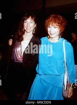 LOS ANGELES, CA - 10 settembre: attrice Shirley MacLaine (R) e la figlia Sachi Parker (L) partecipare alla premiere di 'cartoline dal bordo' il 10 settembre 1990 a Cineplex Odeon Century Plaza cinema in Century City, California. Foto di Barry re/Alamy Stock Photo Foto Stock