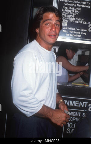LOS ANGELES, CA - 10 settembre: Attore Tony Danza partecipa alla premiere di 'cartoline dal bordo' il 10 settembre 1990 a Cineplex Odeon Century Plaza cinema in Century City, California. Foto di Barry re/Alamy Stock Photo Foto Stock