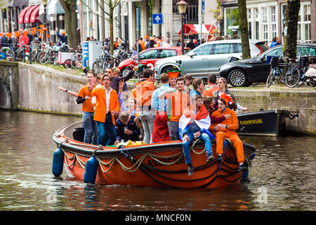 Amsterdam, Paesi Bassi - Aprile 2018: le persone sulla barca celebrare re della giornata nella città di Amsterdam, Paesi Bassi Foto Stock