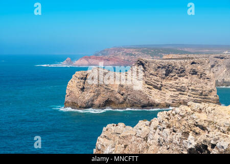 Rocciosa costa atlantica a sud il punto ad ovest del continente europeo. Capo Sao Vicente, Sagres Algarve Foto Stock