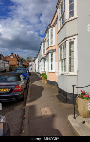 L'attraente High Street in Charing, Kent. Attraente cottages, negozi, ufficio postale e cafe, REGNO UNITO Foto Stock