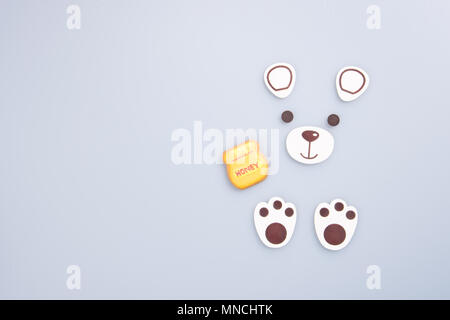 Decorazione torta fatta in casa o "sopportare" Decorazione Torta su uno sfondo Foto Stock