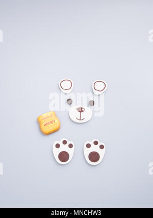 Decorazione torta fatta in casa o "sopportare" Decorazione Torta su uno sfondo Foto Stock