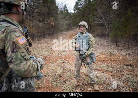 Paracadutisti da combattimento 982nd fotocamera Company (airborne), condotta tattica della fanteria movimenti durante il combattimento Supporto Formazione Esercizio (CSTX) 78-18-03 a Fort Knox, Kentucky, Marzo 17, 2018. CSTX 78-18-03 è un esercizio che garantisce l'America dell'esercito di unità di riserva e soldati sono addestrati e pronto per la distribuzione con breve preavviso e portare in grado, combattere-ready e letale di armi da fuoco a sostegno dell'esercito e ai nostri partner in tutto il mondo. (U.S. La riserva di esercito Foto Stock