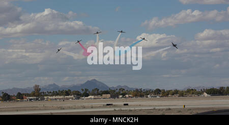 Il 2018 Yuma rivestimento padiglione Airshow, il Patriots Jet Team, eseguire un acrobatico display antenna per gli spettatori durante il 2018 Yuma Airshow di ospitati da Marine Corps Air Station Yuma, Ariz., Sabato, 17 marzo 2018. Patriots Jet Team, il più grande civile-proprietà aerobatic team jet nell'emisfero occidentale, è iniziato con la visione di una sola persona: Randy Howell. Alimentato dalla passione per l'aviazione fin dall'infanzia, divenne Howell ha la missione di creare un sei-jet dimostrazione precisione team che potrebbe intrattenere, ispirare ed educare. L'Airshow di ICM è Yuma solo airshow di militari dell'anno e fornisce t Foto Stock