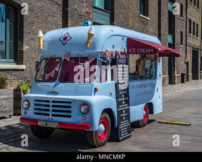 Turismo a Londra Vintage Ice Cream Van nel granaio Square Londra un vintage Austin Ice Cream Van appartenenti al Ruby Violet handmade Ice Cream Company Foto Stock