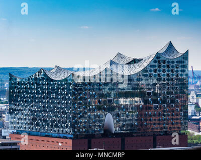 Elbphilharmonie di Amburgo - Elbe Philharmonic Hall - Elbi - Hamburg Concert Hall - Architetto Herzog & de Meuron - aperto 2017 costruzione iniziata 2007 Foto Stock