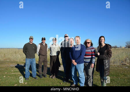 Nella foto sono Chris Akios (USACE), Jason Lewis (noi pesci e fauna selvatica servizio), Ron (Huffman USFWS), Tracy Colston (città di Port Clinton), Sindaco Hugh Wheeler (città di Port Clinton), Mike Kelly (Ohio Agenzia di protezione ambientale), Linda Merchant-Masonbrink (OEPA), e Angela Adkins (OEPA). Sullo sfondo il Port Clinton sito che presenta il predominio delle Phragmites. Mentre la pittoresca, questa pianta monocoltura non supporta una varietà di piante e animali. Il progetto attuale mira a cambiare questa situazione e ripristinare il sito per il supporto di una varietà di piante e animali nativi.(foto da Gerlyn Foto Stock