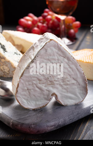 Formaggi francesi piastra in assortimento, Neufchatel a forma di cuore bianco invecchiato formaggio di vacca dalla Normandia Foto Stock