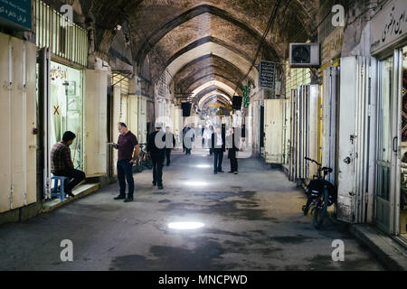 Isfahan, Iran - 15 Ottobre 2017: pedoni il Grand Bazaar. Foto Stock