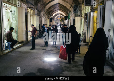 Isfahan, Iran - 15 Ottobre 2017: pedoni il Grand Bazaar. Foto Stock