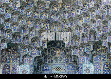 Isfahan, Iran - 14 Ottobre 2017: bellissimi dettagli del Sceicco Lotfollah Mosque sul lato orientale di Naghsh-ho JAHAN Piazza. Foto Stock