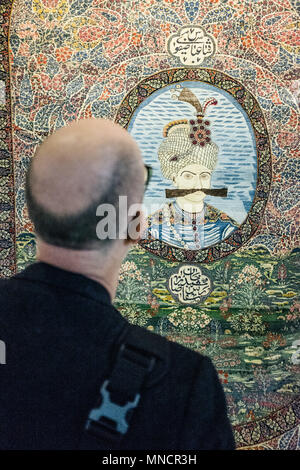 Tehran, Iran - 19 Ottobre 2017: un uomo sta guardando un tappeto persiano presso il museo di tappeti. Foto Stock