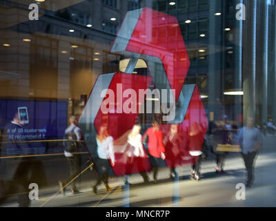 La gente a piedi passato la filiale di banca di NatWest su Fenchurch Street nel centro di Londra Foto Stock