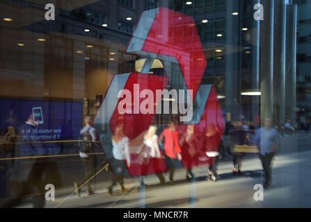 La gente a piedi passato la filiale di banca di NatWest su Fenchurch Street nel centro di Londra Foto Stock