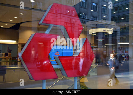 La gente a piedi passato la filiale di banca di NatWest su Fenchurch Street nel centro di Londra Foto Stock