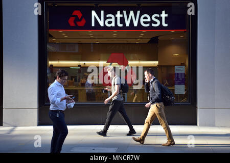 La gente a piedi passato la filiale di banca di NatWest su Fenchurch Street nel centro di Londra Foto Stock