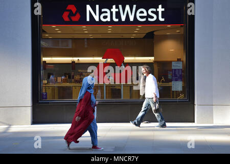 La gente a piedi passato la filiale di banca di NatWest su Fenchurch Street nel centro di Londra Foto Stock