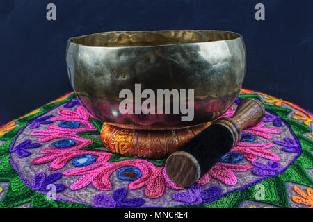 Il Tibetano handcrafted Singing Bowl su un cuscino di Yoga Foto Stock