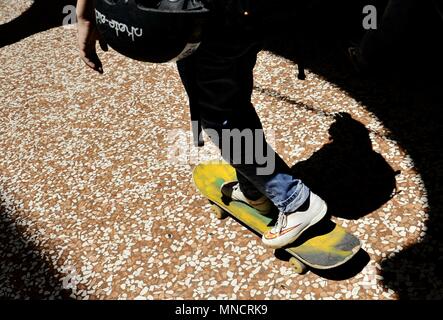 Young Teen su skateboard in città. Foto Stock