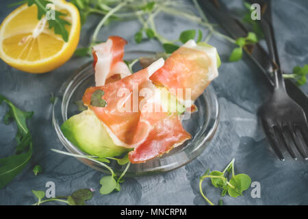 Deliziosi toast di avocado e prosciutto con verde senape germogliato Foto Stock