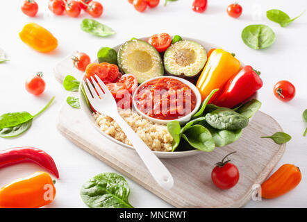 Vegano ciotola di buddha. Pranzo sano ciotola con avocado, pomodoro, peperoni, quinoa e salsa Foto Stock