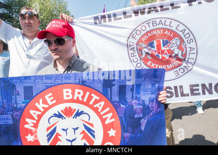 Un gruppo di libertà di parola attivisti marzo verso il palco principale durante il giorno per la libertà evento in Whitehall, Londra. Il ÒDay per FreedomÓ rally è stato organizzato da Tommy Robinson e i membri del suo team. L evento è stato organizzato dal sig. RobinsonÕs team in risposta ad un culmine di eventi che hanno percepito come aver influenzato la loro libertà di espressione. All'interno del Regno Unito esiste un crescente dibattito su che cosa è la libertà di parola e di ciò che è odio, e se entrambi possono coesistere. Foto Stock