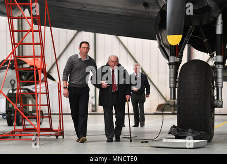 Johnny Johnson, ultima superstite del Dambusters originale di 617 Squadrone, passeggiate sotto l'ala di un Avro Lancaster bombardiere come egli arriva con il suo nipote a RAF Coningsby, Lincolnshire. Foto Stock