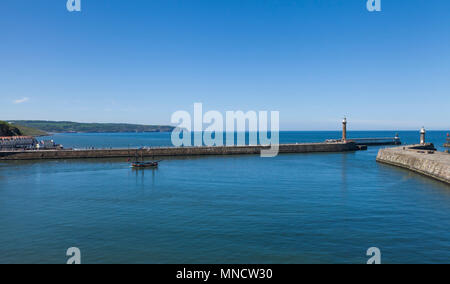 Il molo e il porto a Whitby, North Yorkshire, Inghilterra, Regno Unito Foto Stock