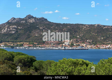 Una vista panoramica su Cannigione in Sardegna, Italia, e il mare Mediterraneo nella famosa Costa Smeralda Foto Stock