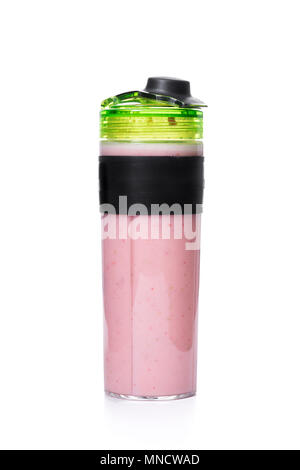 Un frullato di rosa in un trasparente bottiglia sport, su sfondo bianco Foto Stock