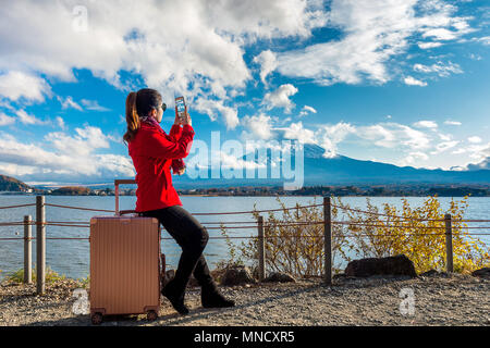 Donna di scattare una foto al Fuji montagne. Autunno in Giappone. Concetto di viaggio. Foto Stock