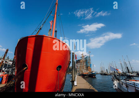 Amburgo, Germania - 9 Maggio 2018: Rosso fuoco imbarcazione di pattuglia nel porto di Amburgo con un ristorante sulla scheda Foto Stock