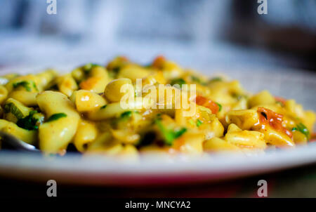 Un delizioso piatto di maccheroni a caldo la pasta Foto Stock