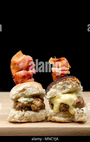 Mini selvaggina e carne di maiale hamburger da home-sella macinate e collo di filetti di un Capriolo, Capreolus capreolus e supermercato macinate di maiale. Fritti Foto Stock