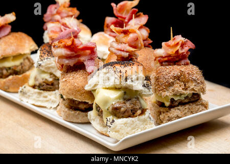 Mini selvaggina e carne di maiale hamburger da home-sella macinate e collo di filetti di un Capriolo, Capreolus capreolus e supermercato macinate di maiale. Fritti Foto Stock