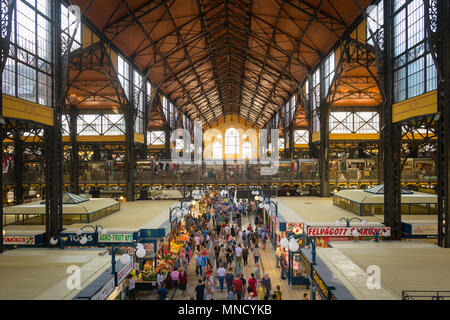 Budapest, Ungheria - 12 Maggio 2018: all'interno del mercato centrale di Budapest, una grande attrazione turistica Foto Stock