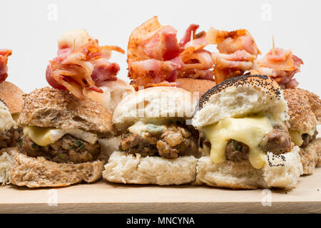 Mini selvaggina e carne di maiale hamburger da home-sella macinate e collo di filetti di un Capriolo, Capreolus capreolus e supermercato macinate di maiale. Fritti Foto Stock