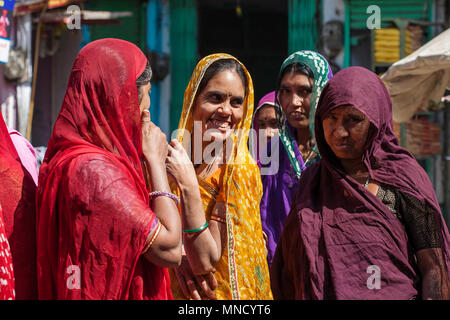 Udaipur città, Rajasthan, India, 9 Febbraio 2018: le donne indiane tradizionalmente condita shopping al mercato ortofrutticolo Foto Stock