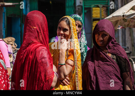 Udaipur città, Rajasthan, India, 9 Febbraio 2018: le donne indiane tradizionalmente condita shopping al mercato ortofrutticolo Foto Stock