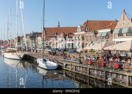 Enkhuizen, Paesi Bassi - 20 Aprile 2018: le navi a vela nel porto di Enkhuizen con persone relax in terrazza Foto Stock