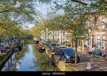 Enkhuizen, Paesi Bassi - 20 Aprile 2018: Canal olandese città storica Enkhuizen con auto parcheggiate su entrambi i lati del canale Foto Stock