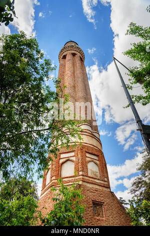 Minareto scanalato di minare Yivli moschea nella città vecchia di Kaleici. Antalya. Turchia Foto Stock