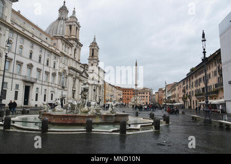 La Fontana del Moro all'interno di un bacino con quattro tritoni scolpito da Giacomo della Porta (1575) che nel 1673, Bernini ha aggiunto una statua di un Moro wrestling Foto Stock