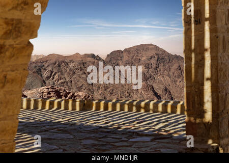 Vista su di una terrazza al paesaggio di montagna arida in Giordania Meridionale, fotografia composito Foto Stock