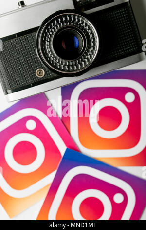 OXFORD, Regno Unito - 4 novembre 2016: Instagram logo stampato su fogli di carta con retro vintage cinepresa. Instagram è un popolare social media applicazione Foto Stock