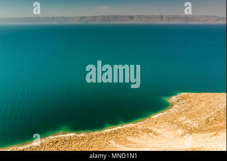 Vista dalla Costa giordana sopra il Mar Morto fino alle montagne sul lato ovest in Israele e Medio Oriente Foto Stock