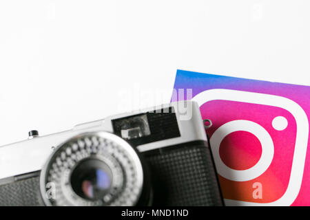 OXFORD, Regno Unito - 4 novembre 2016: Instagram logo stampato su fogli di carta con retro vintage cinepresa. Instagram è un popolare social media applicazione Foto Stock