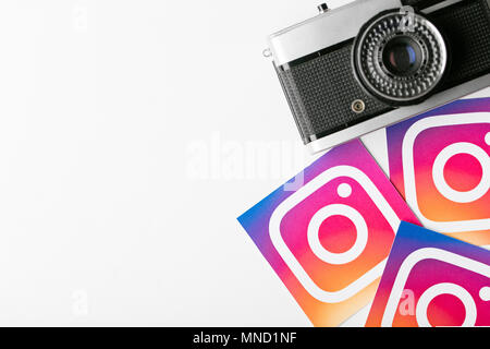 OXFORD, Regno Unito - 4 novembre 2016: Instagram logo stampato su fogli di carta con retro vintage cinepresa. Instagram è un popolare social media applicazione Foto Stock